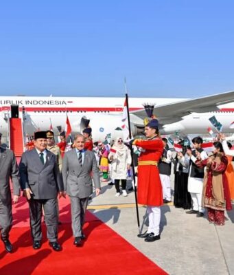 Perdana Menteri dan Presiden Pakistan Jemput Langsung Presiden Prabowo di Bandara Islamabad